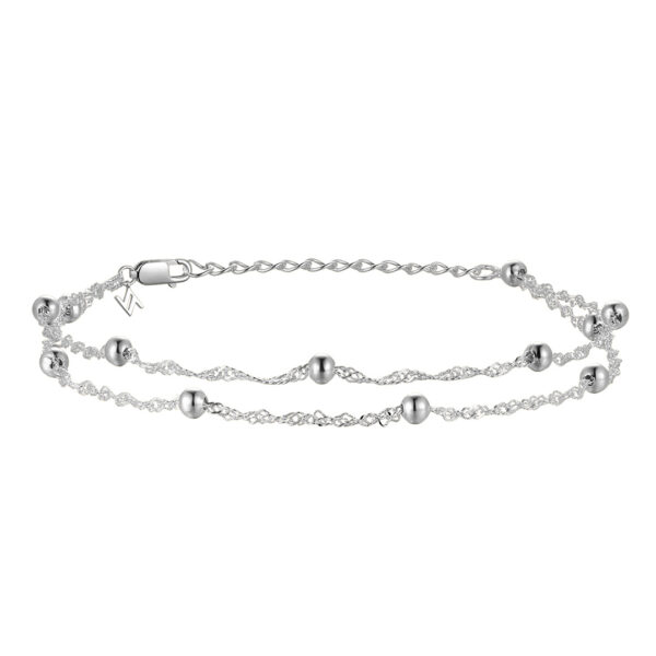Das Modern Aztec Armband Darleen besteht aus zwei gedrehten Silberketten mit gleichmäßig verteilten kleinen Silberperlen und einem sicheren Karabinerverschluss.