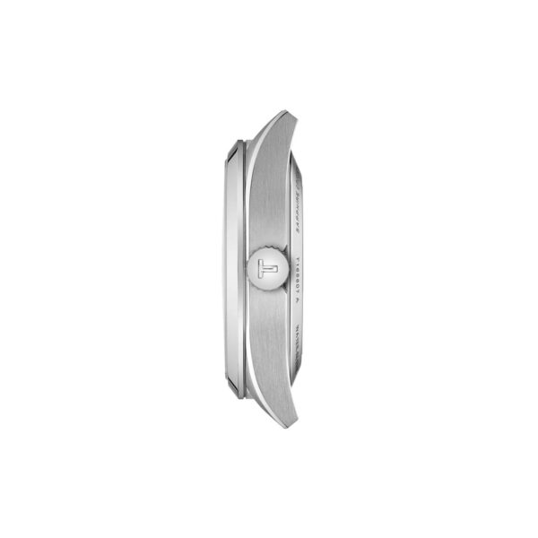 Seitenansicht des silbernen 38-mm-Gehäuses der Tissot Gentleman mit runder Krone und geprägtem "T"-Logo vor einem schlichten weißen Hintergrund.