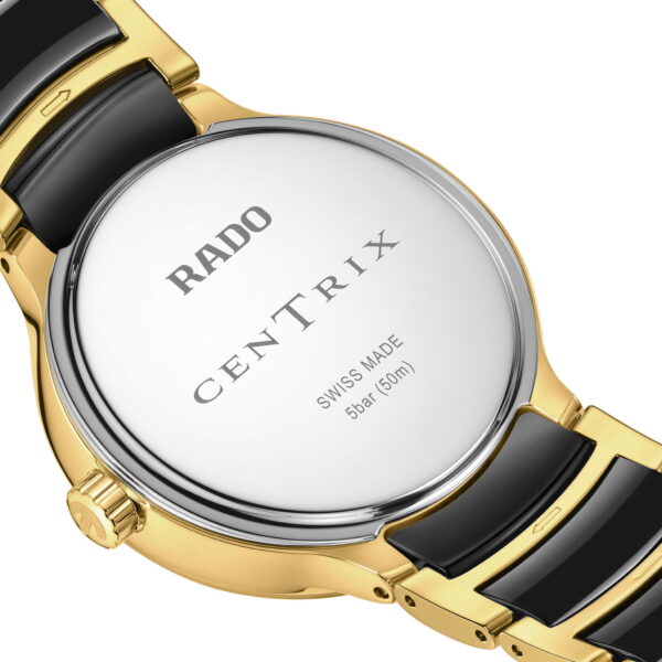 Nahaufnahme der Rückseite einer Rado Centrix Moonphase-Armbanduhr mit goldenem und schwarzem Keramikarmband, mit eingravierten Details wie "RADO", "CENTRIX", "SWISS MADE" und "585.0607".