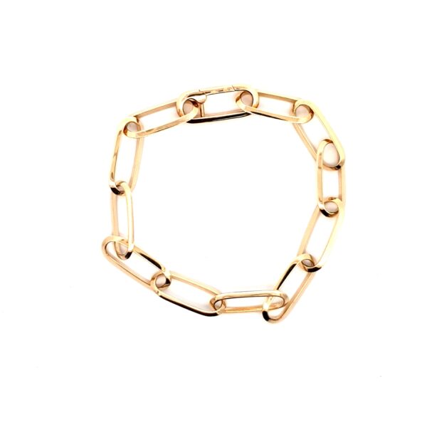 Das Elaine Firenze Glieder-Armband ist ein goldenes Kettenarmband mit großen, länglich-ovalen Gliedern, die kreisförmig auf weißem Grund angeordnet sind.