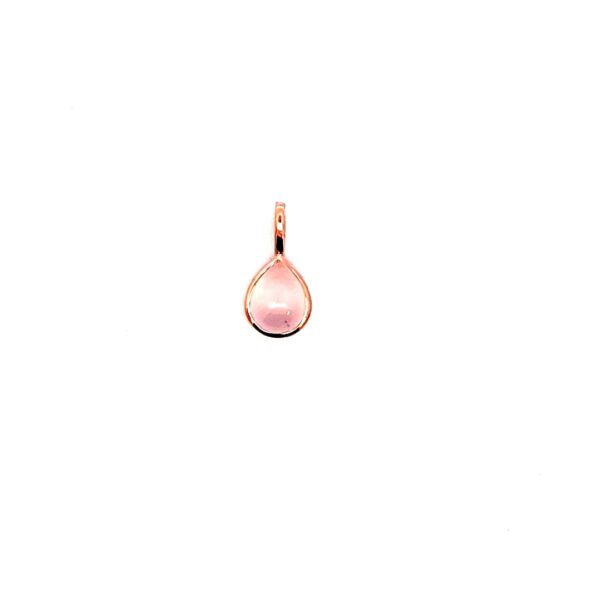 Der Elaine Firenze Rosenquarz-Anhänger zeigt einen tropfenförmigen, rosafarbenen Edelstein in einer roségoldenen Fassung auf einem schlichten weißen Hintergrund.