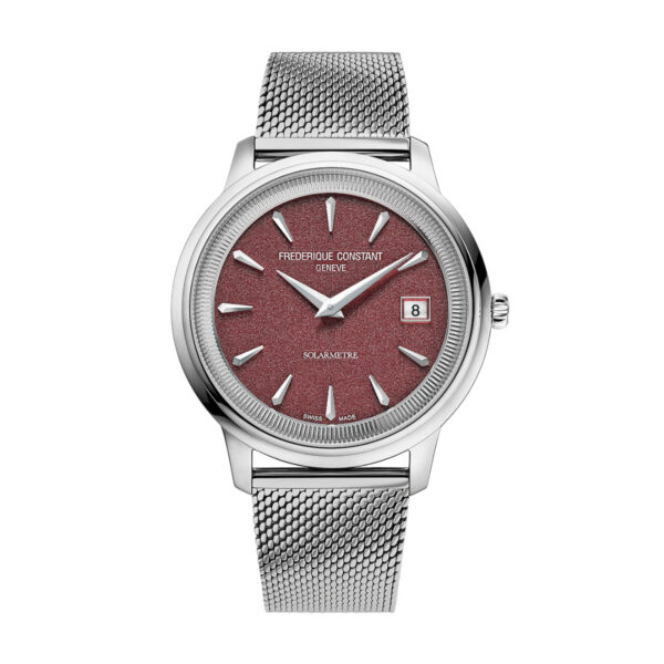 Die Frederique Constant Classics Moneta Solarmetre verfügt über ein silbernes Gehäuse, ein strukturiertes bordeauxfarbenes Zifferblatt, silberne Indexe und Zeiger, ein Datumsfenster bei 3 Uhr und ein silbernes Netzarmband, das sich vor einem weißen Hintergrund präsentiert.