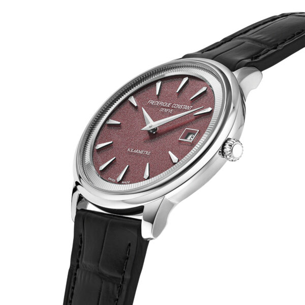 Die Frederique Constant Classics Moneta Solarmetre ist eine luxuriöse Armbanduhr mit einem strukturierten burgunderroten Zifferblatt, silbernen Indexen, einem Datumsfenster bei 3 Uhr, einem schwarzen Lederband, einem polierten silbernen Gehäuse und einem eleganten, minimalistischen Design.
