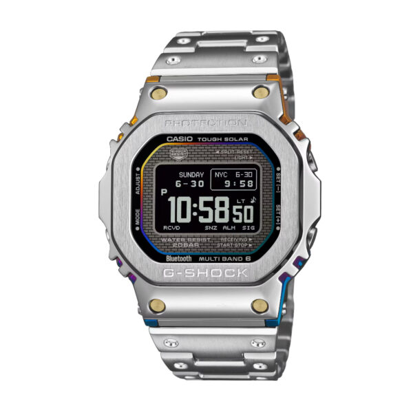 Die Casio G-Shock Origin GMW-BZ5000RC-1ER ist eine digitale Armbanduhr mit silbernem Edelstahlband, quadratischem Zifferblatt und blau/goldenen Lünettenakzenten. Sie zeigt die Uhrzeit, das Datum und die Weltzeit in NYC auf ihrem Display an.