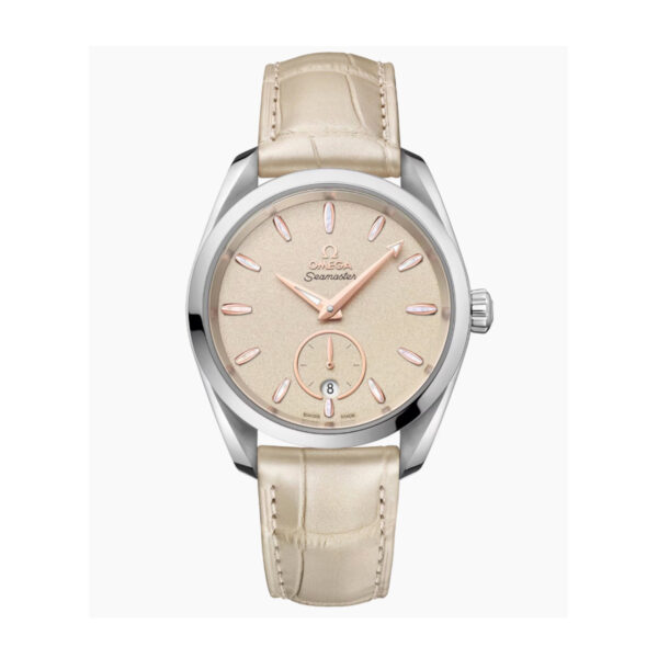 Die OMEGA Seamaster Aqua Terra 150M verfügt über ein beigefarbenes strukturiertes Zifferblatt, roségoldene Indexe und Zeiger, ein Datumsfenster bei 6 Uhr und ein passendes beiges Lederarmband.