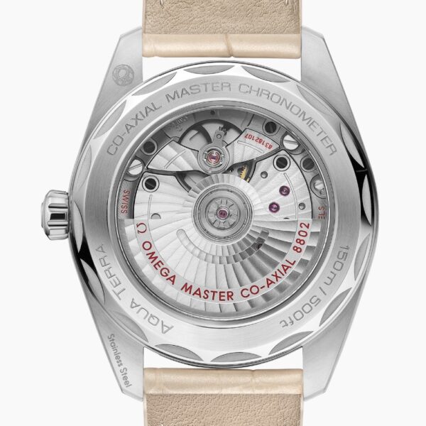 Rückansicht der OMEGA Seamaster Aqua Terra 150M mit beigem Lederarmband und einem durchsichtigen Gehäuseboden mit der Gravur "CO-AXIAL MASTER CHRONOMETER", auf dem das komplizierte mechanische Uhrwerk zu sehen ist.
