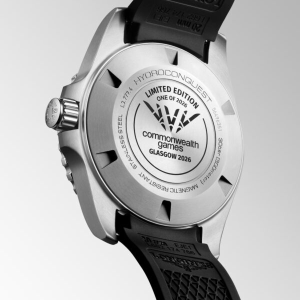 Die Longines HydroConquest Commonwealth Games 2026 verfügt über einen silbernen Gehäuseboden mit der Gravur "Commonwealth Games Glasgow 2026", "HYDROCONQUEST", "LIMITED EDITION ONE OF 2026" sowie den technischen Daten und ein schwarzes strukturiertes Armband.