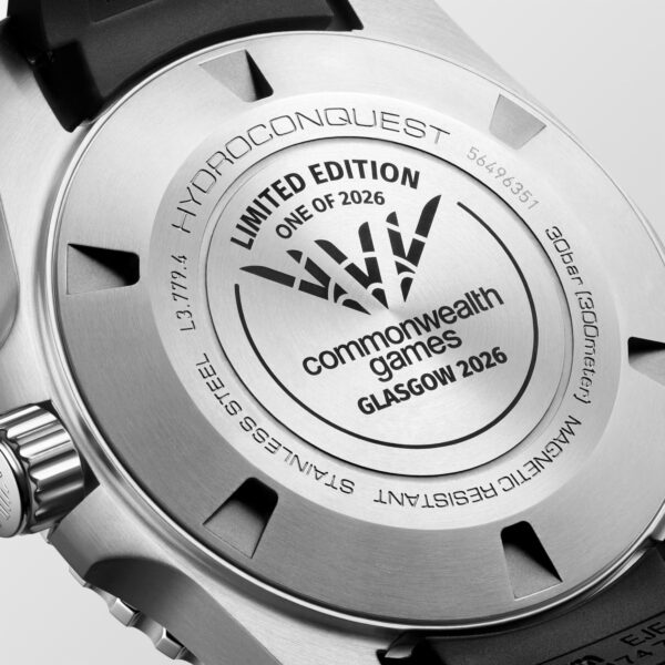 Nahaufnahme des Uhrenbodens der Longines HydroConquest Commonwealth Games 2026 mit der Gravur "HYDROCONQUEST", "LIMITED EDITION ONE OF 2026", "commonwealth games GLASGOW 2026" sowie Angaben zu Edelstahl, Wasserdichtigkeit und Seriennummer.