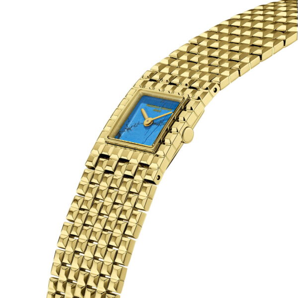 Die Frederique Constant Classics Manchette verfügt über ein goldenes Gliederarmband und ein rechteckiges blaues Zifferblatt mit goldenen Zeigern und Gehäuse, das schräg auf einem weißen Hintergrund angeordnet ist.