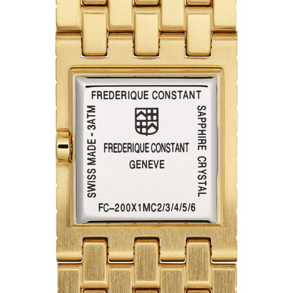 Nahaufnahme der Rückseite einer Frederique Constant Classics Manchette mit eingraviertem Schriftzug, Angaben wie "Swiss Made", "Saphirglas", Angaben zur Wasserdichtigkeit und einem gemusterten Goldarmband.