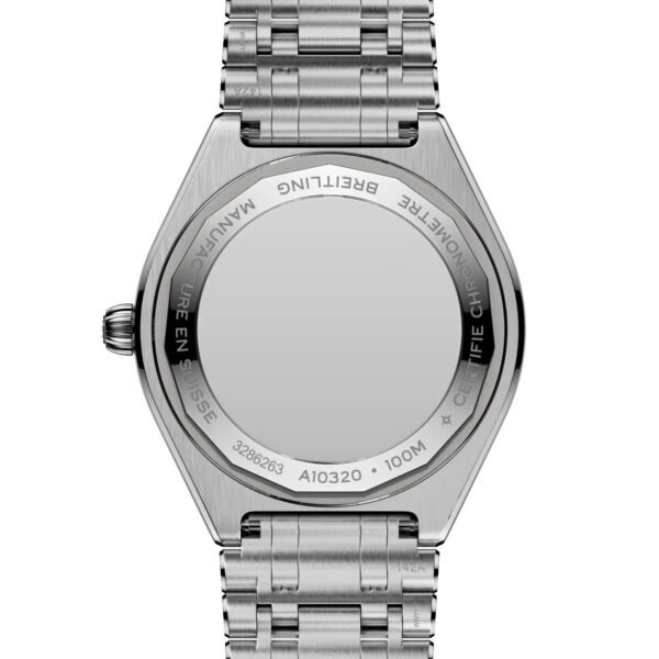 Die Rückseite der Breitling Chronomat II Automatic 36 besteht aus einem Edelstahlgehäuse und einem Metallgliederband mit den Gravuren "BREITLING", "CERTIFIE CHRONOMETRE", "MANUFACTURE EN SUISSE" sowie Angaben zum Modell und zur Wasserdichtigkeit.