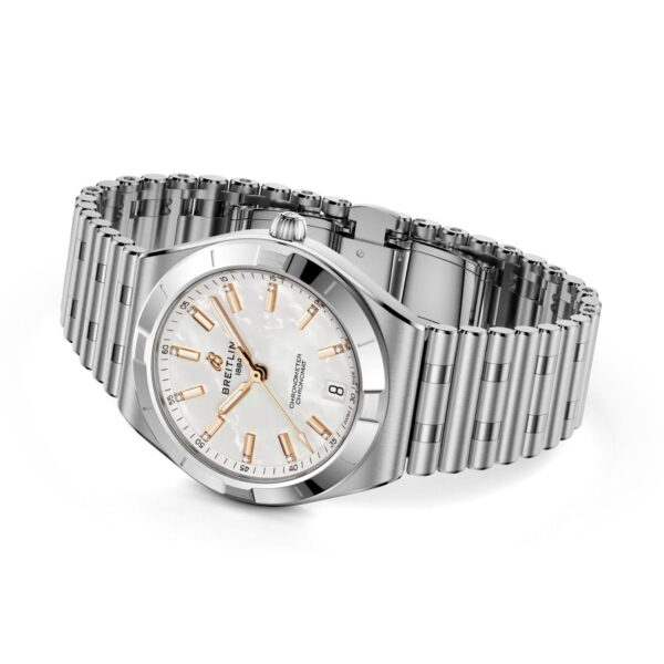 Die Breitling Chronomat II Automatic 36 verfügt über ein Edelstahlgehäuse, ein silbernes Gliederarmband, ein weißes Zifferblatt mit goldenen Indexen und Zeigern sowie eine Datumsanzeige bei 6 Uhr, die schräg auf weißem Grund dargestellt ist.