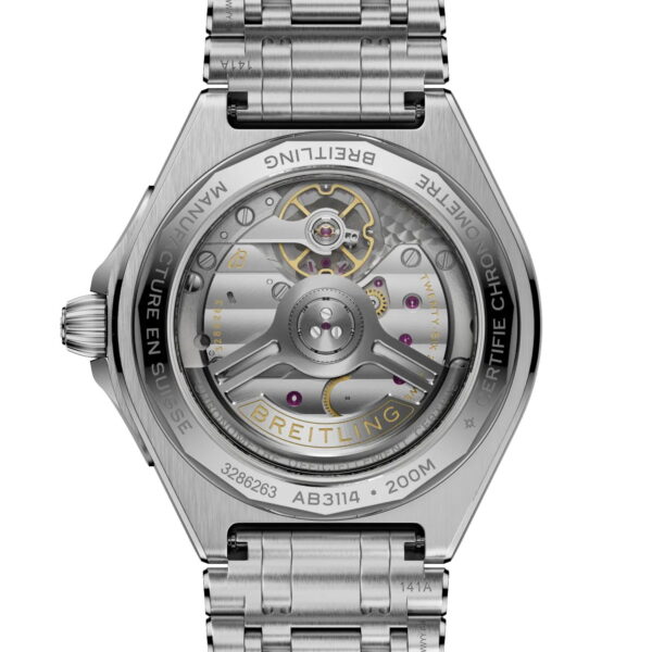 Nahaufnahme des Bodens der Breitling Chronomat II B31 Automatic 40. Durch den transparenten Gehäuseboden, die eingravierten Details und das Edelstahlarmband sind das komplizierte Automatikwerk und die Zahnräder sichtbar.