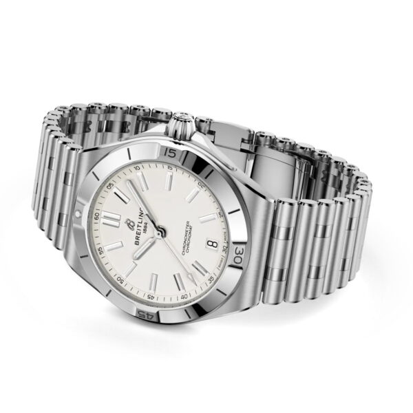 Die Breitling Chronomat II B31 Automatic 40 mit Edelstahlgehäuse, silbernem Zifferblatt, Datumsfenster bei 6 Uhr und poliertem Metallarmband ist schräg auf einem weißen Hintergrund abgebildet.