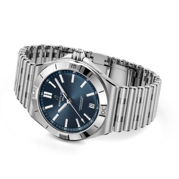 Die Breitling Chronomat II B31 Automatic 40 verfügt über ein Gehäuse aus Edelstahl, ein blaues Zifferblatt mit silbernen Indexen, eine Datumsanzeige bei 6 Uhr, ein poliertes Metallgliederarmband und eine drehbare Lünette.