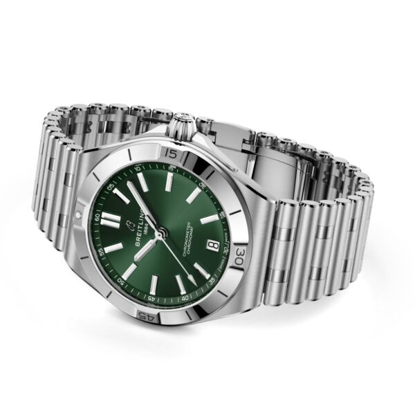 Die Breitling Chronomat II B31 Automatic 40 mit silbernem Edelstahlgehäuse, grünem Zifferblatt, weißen Indexen und Datumsanzeige ist auf einem weißen Hintergrund angebracht.