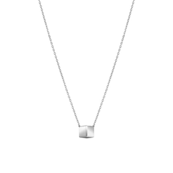 Das Chopard Ice Cube Be Cube Collier ist eine zarte Silberkette mit einem kleinen geometrischen Würfelanhänger in der Mitte der Kette, der vor einem schlichten weißen Hintergrund steht.