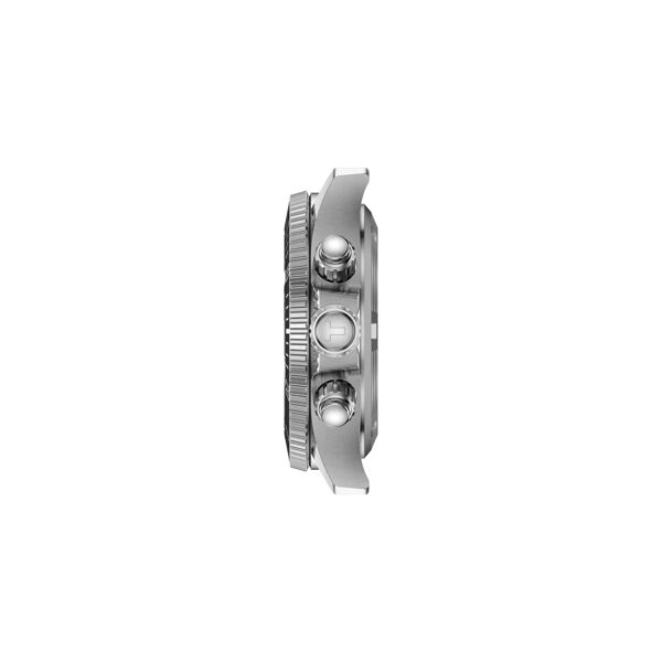 Seitenprofil der Tissot Seastar 1000 38MM silbernes Armbanduhrgehäuse mit geriffelter Lünette, zwei Drückern und einer Krone vor einem schlichten weißen Hintergrund.