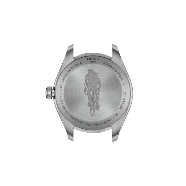 Auf der Rückseite des 34-mm-Edelstahlgehäuses der Tissot PR 100 sind die Silhouette eines Radfahrers und wichtige Details wie Wasserdichtigkeit, Saphirglas und Modellinformationen eingraviert.