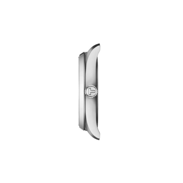 Seitenansicht des silbernen Gehäuses der Tissot PR 100 mit 34 mm Durchmesser und zentraler runder Krone, die ein dezentes "H"-Logo trägt. Das minimalistische Bild steht vor einem weißen Hintergrund.