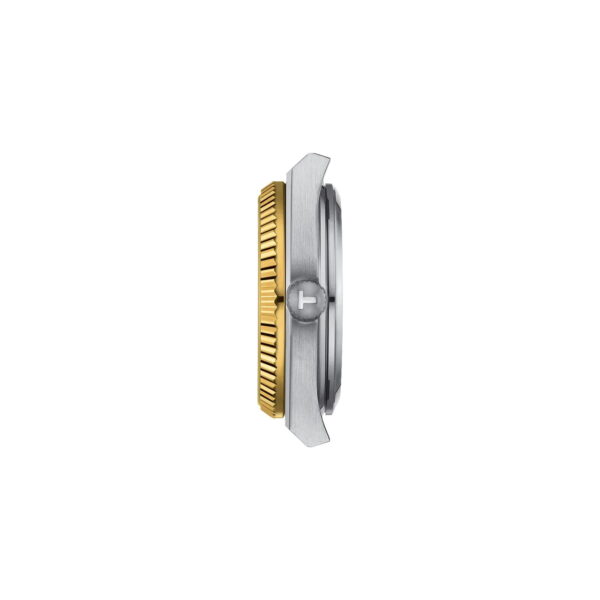 Seitenansicht des 35-mm-Gehäuses der Tissot PRX Goldlünette mit einem silber- und goldfarbenen Design, einer geriffelten goldenen Lünette und einer silbernen Krone auf der rechten Seite vor einem schlichten weißen Hintergrund.