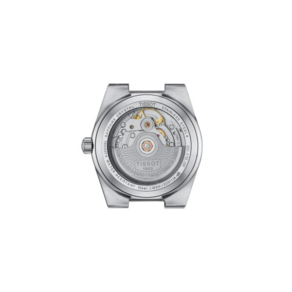 Die Abbildung zeigt die Rückansicht der Tissot PRX Goldlünette 35MM und hebt ihr mechanisches Uhrwerk hervor, das durch einen transparenten Gehäuseboden mit gravierten Details und freiliegenden Zahnrädern sichtbar ist.