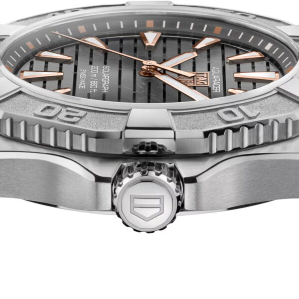 Seitenansicht der TAG Heuer Aquaracer Professional 200 Solargraph mit Edelstahlgehäuse, schwarzem strukturiertem Zifferblatt, roségoldenen Indexen, klobiger Drehlünette mit eingravierten Zahlen, Schildlogo auf der Krone und polierten Armbandgliedern.