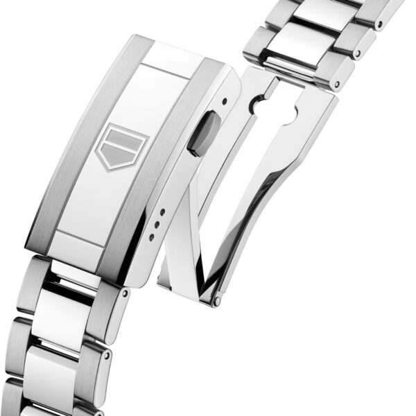 Nahaufnahme des Edelstahlarmbands der TAG Heuer Aquaracer Professional 200 Solargraph, teilweise geöffnet, mit eingraviertem geometrischem Logo auf der Faltschließe.