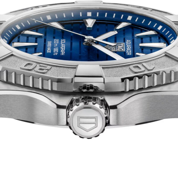 Seitenansicht der TAG Heuer Aquaracer Professional 200 Solargraph, einer silbernen Edelstahluhr mit blauem, strukturiertem Zifferblatt, silbernen Stundenmarkierungen, drehbarer Lünette, Krone mit eingraviertem Logo und passendem Edelstahlarmband.