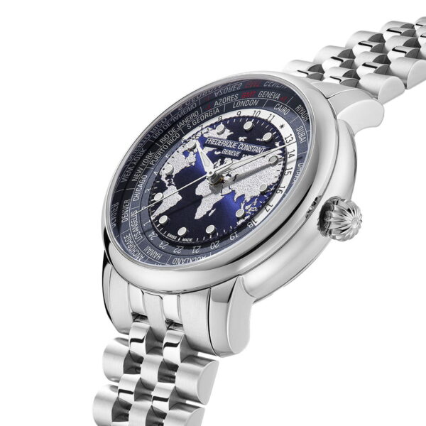 Die Frederique Constant Manufacture Classic Worldtimer verfügt über ein silbernes Metallband und ein detailliertes blau-silbernes Zifferblatt mit einer Weltkarte, auf der die Städte und Zeitzonen der Welt abgebildet sind, was durch das ausgeklügelte Design und die polierte Oberfläche noch unterstrichen wird.