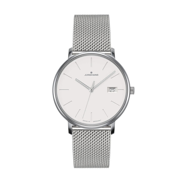 Die Junghans Form Damen ist eine minimalistische silberne Armbanduhr mit weißem Zifferblatt, schmalen Indexen, einem Datumsfenster bei 3 Uhr und einem Edelstahl-Mesh-Armband. Unterhalb der 12-Uhr-Position ist der Schriftzug „Junghans“ aufgedruckt.