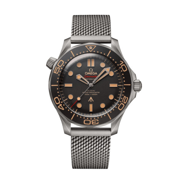 Eine gebrauchte (KD Wintels) Armbanduhr in Edelstahl mit Mesh-Armband, schwarzes Zifferblatt, orangefarbene Indexe, drehbare Lünette, zeigt die Zeit 10:11:34.