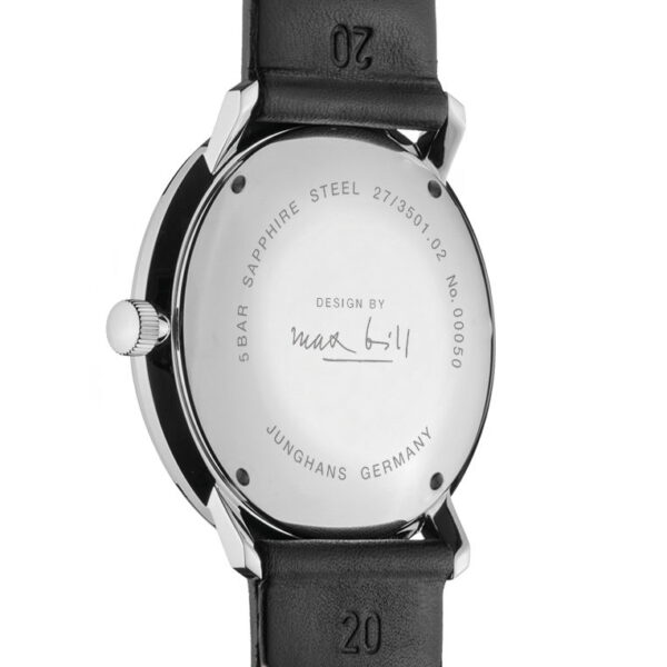 Auf der Rückseite der Junghans Max Bill Automatic Armbanduhr mit schwarzem Lederarmband sind Gravuren wie „DESIGN BY max bill“, „JUNGHANS GERMANY“ sowie Angaben zu Saphirglas und Wasserdichtigkeit zu sehen.