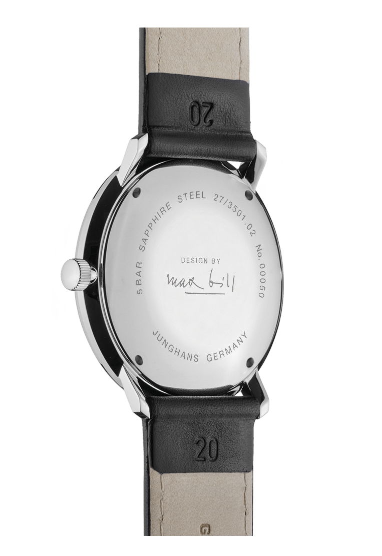 Auf der Rückseite der Junghans Max Bill Automatic Armbanduhr mit schwarzem Lederarmband sind Gravuren wie „DESIGN BY max bill“, „JUNGHANS GERMANY“ sowie Angaben zu Saphirglas und Wasserdichtigkeit zu sehen.