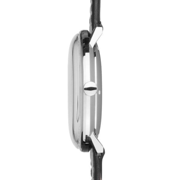 Seitenansicht der Junghans Max Bill Automatic Armbanduhr mit rundem, glänzendem Metallgehäuse und schwarzem Lederarmband, wobei die Krone und die Bandanstöße vor weißem Hintergrund hervorgehoben sind.