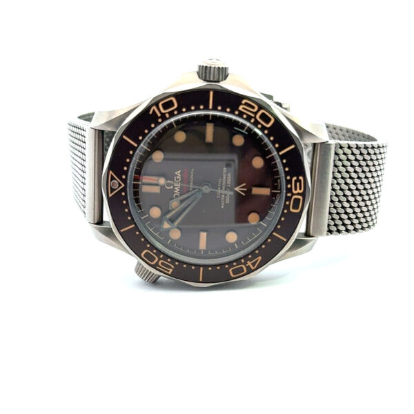 Eine Gebraucht (KD 410164) siehe 177292 Armbanduhr mit Edelstahlarmband, schwarzer Drehlünette und großen Stundenmarkierungen wird auf weißem Hintergrund angezeigt.