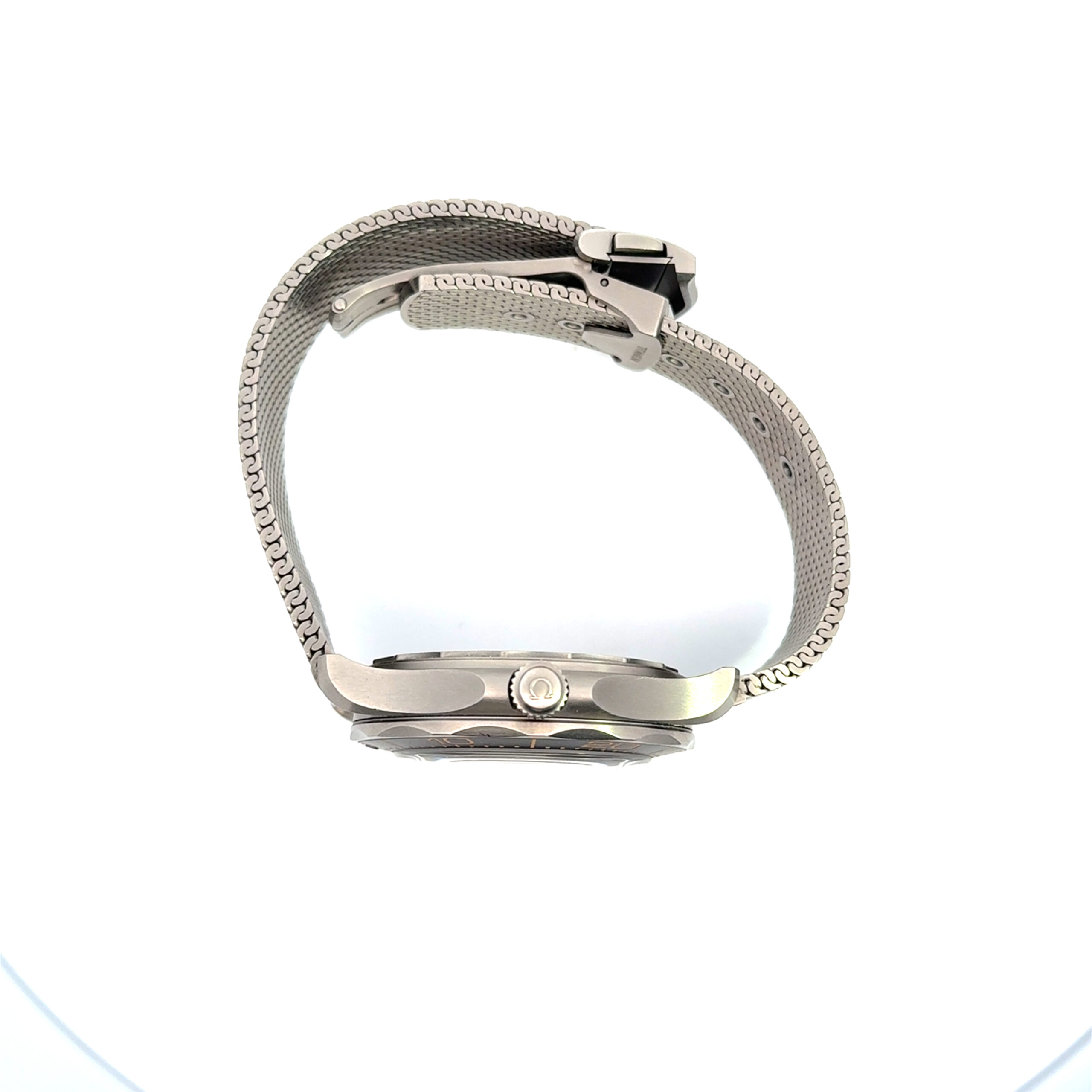 Die Gebraucht (KD 410164) siehe 177292 Armbanduhr ist auf der Seite abgebildet, wobei das Profil und die Schließe hervorgehoben werden, mit einem silbernen Metallnetzband vor einem schlichten weißen Hintergrund.