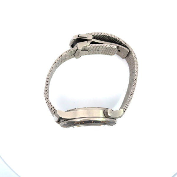 Die Gebraucht (KD 410164) siehe 177292 Armbanduhr mit strukturiertem Metallband und Schließe ist im Profil auf der Seite vor einem schlichten weißen Hintergrund abgebildet.