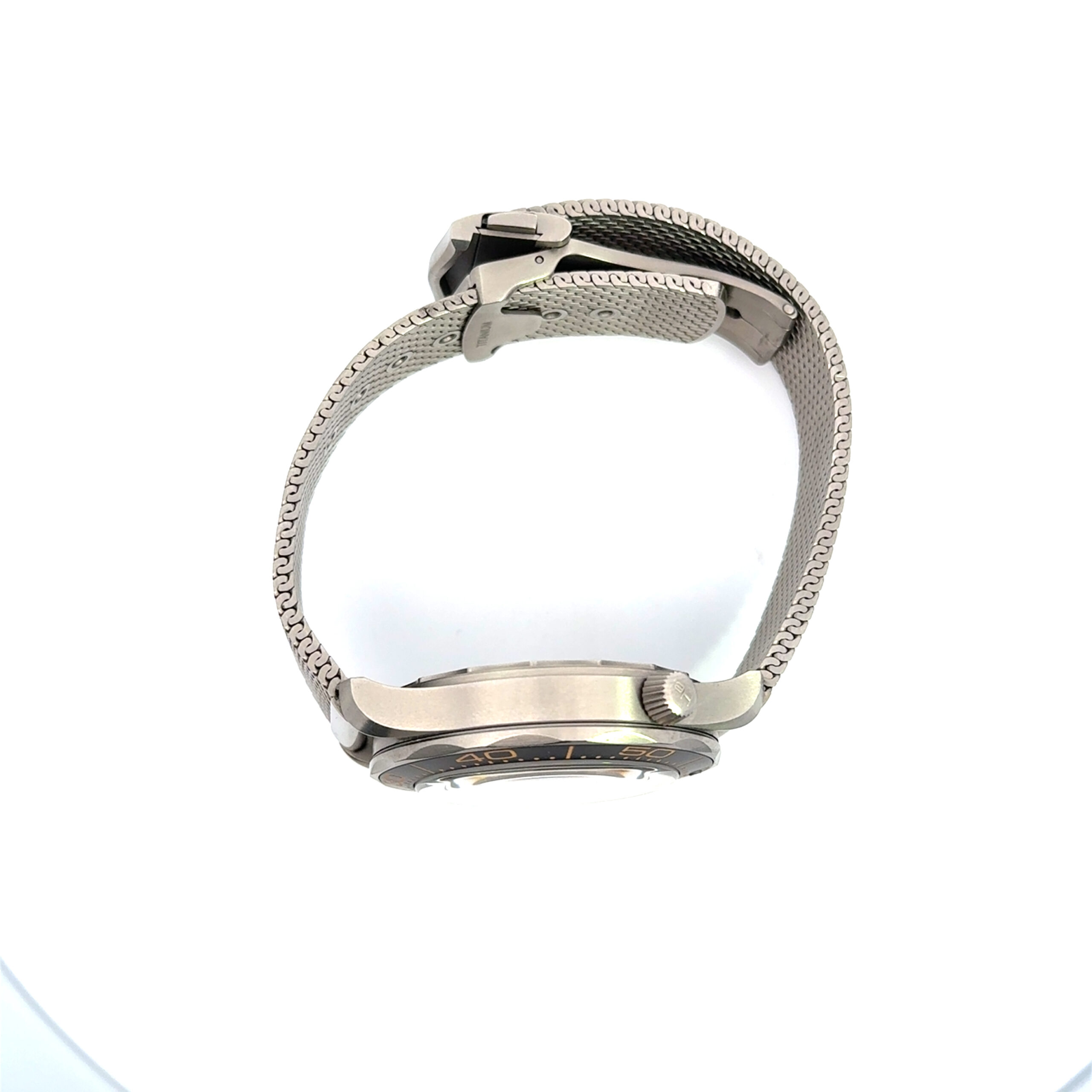 Die Gebraucht (KD 410164) siehe 177292 Armbanduhr mit strukturiertem Metallband und Schließe ist im Profil auf der Seite vor einem schlichten weißen Hintergrund abgebildet.