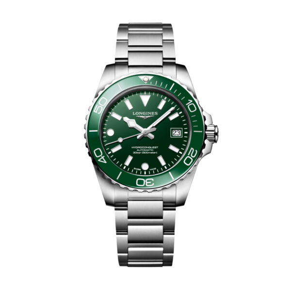 Die Longines HydroConquest Armbanduhr hat ein silbernes Edelstahlgehäuse, eine grüne Lünette und ein grünes Zifferblatt, weiße Indexe und ein Datumsfenster bei 3 Uhr auf weißem Hintergrund.
