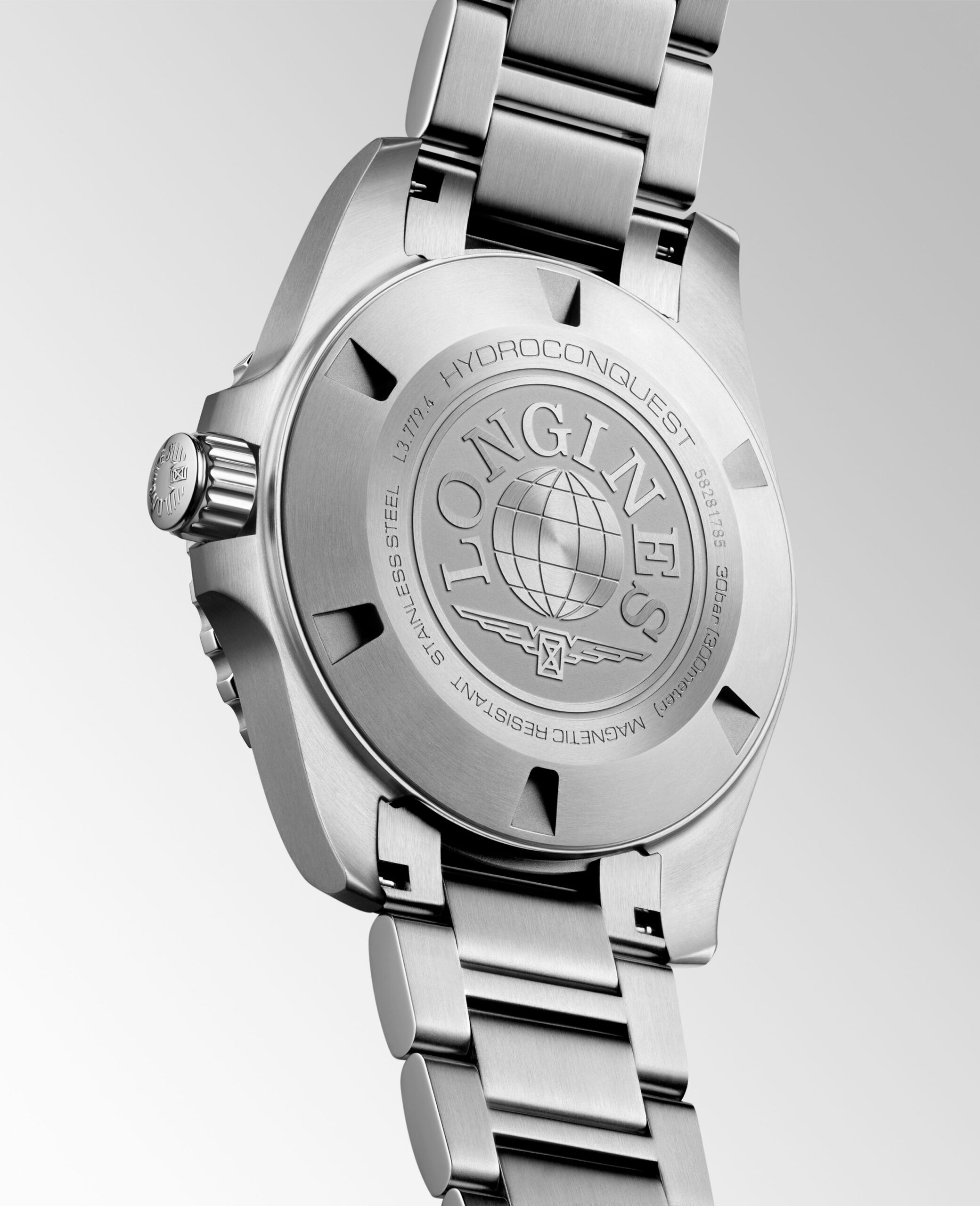 Nahaufnahme des Edelstahl-Gehäusebodens der Longines HydroConquest mit eingraviertem Markenzeichen, einem Globus-Emblem und detaillierten Angaben zur Wasserdichtigkeit und zum Material.