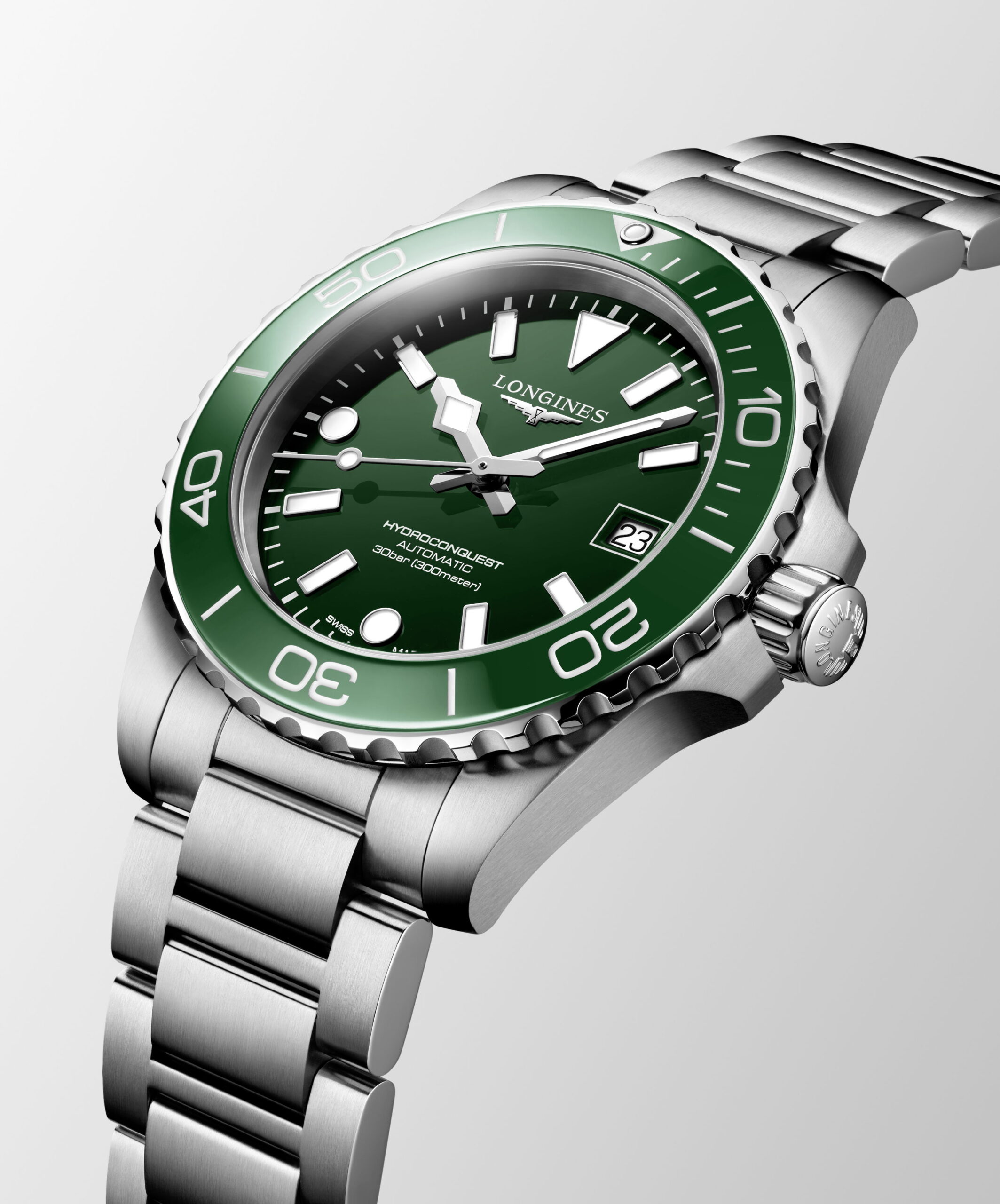 Eine Nahaufnahme der Longines HydroConquest Armbanduhr zeigt ein Edelstahlgehäuse, eine grüne Lünette und ein grünes Zifferblatt, silberne Markierungen und Zeiger sowie ein Metallarmband auf einem hellgrauen Hintergrund.