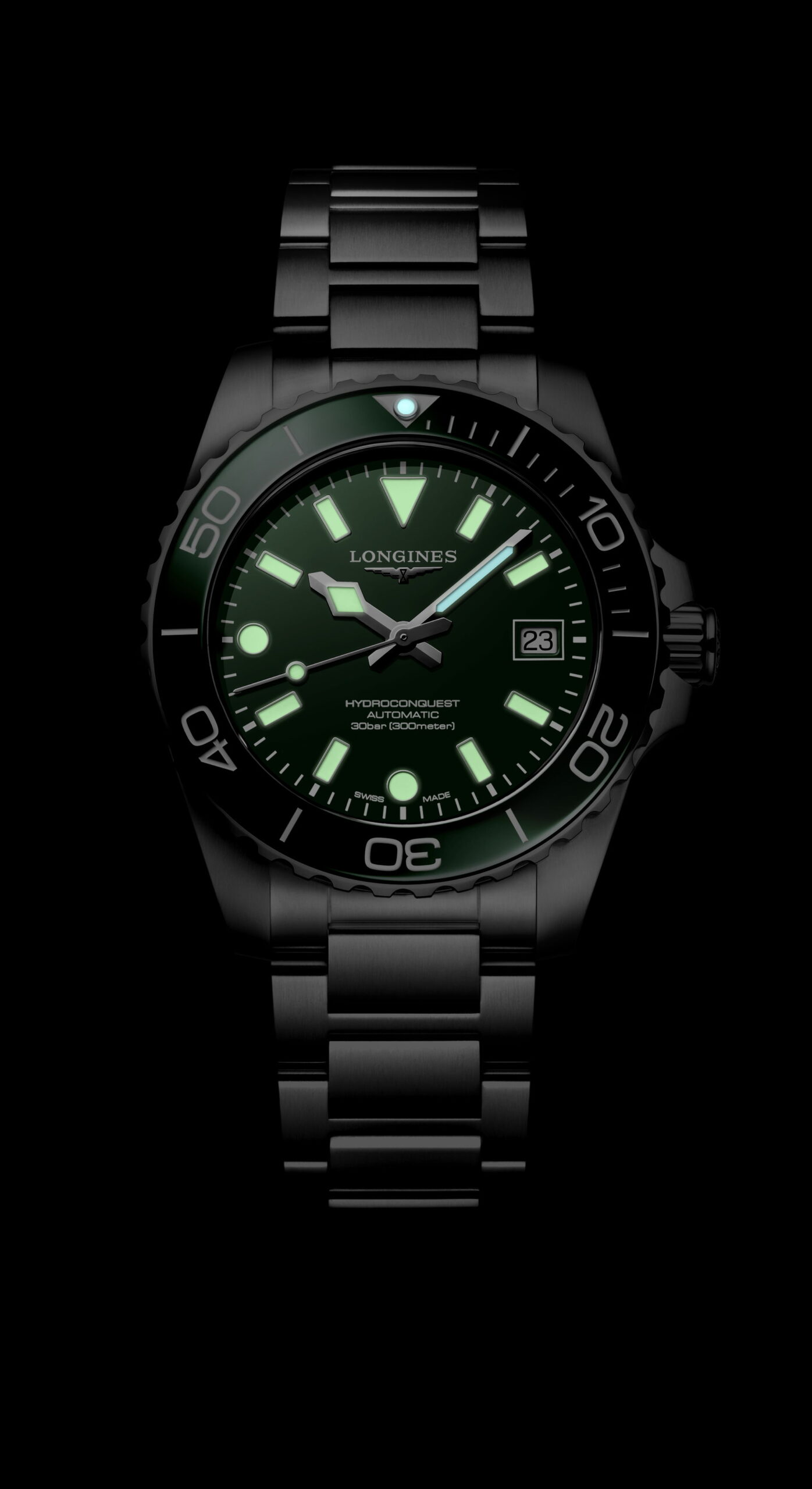 Die Longines HydroConquest verfügt über ein Edelstahlgehäuse, ein grünes Leuchtzifferblatt und -zeiger, auffällige Stundenmarkierungen, das Datum bei 3 Uhr und eine drehbare Lünette auf schwarzem Hintergrund.