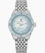 Die Rado Captain Cook Automatic ist eine silberne Armbanduhr mit einem hellblauen Zifferblatt, silbernen Indexen, einem Datumsfenster bei 3 Uhr und einem Metallgliederband. Der Schriftzug "Rado" befindet sich unterhalb der 12-Uhr-Position.