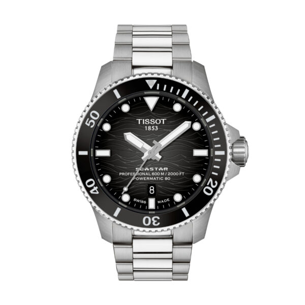 Die Tissot Seastar 2000 44 mm verfügt über ein Edelstahlgehäuse, ein schwarzes Zifferblatt mit Wellenmuster, eine drehbare Lünette, eine Datumsanzeige bei 6 Uhr sowie leuchtende Zeiger und Indizes.