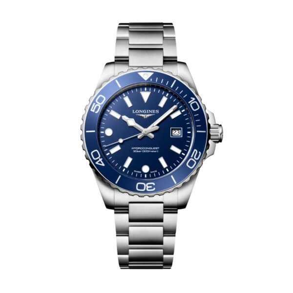 Die Longines HydroConquest Quarz ist eine silberfarbene Armbanduhr aus Edelstahl mit blauer Lünette und blauem Zifferblatt, leuchtenden Zeigern und Indexen, einem Datumsfenster bei 3 Uhr sowie einem Metallgliederarmband mit dem „Longines“-Logo auf dem Zifferblatt.