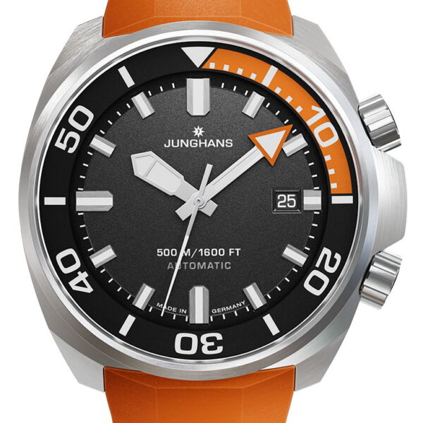 Die Junghans Aquaris Diver hat ein Edelstahlgehäuse, ein schwarzes Zifferblatt mit auffälligen weißen Ziffern, orangefarbene und weiße Markierungen, ein Datum bei 3 Uhr und ein orangefarbenes Kautschukarmband. Wasserdicht bis 500m/1600ft.