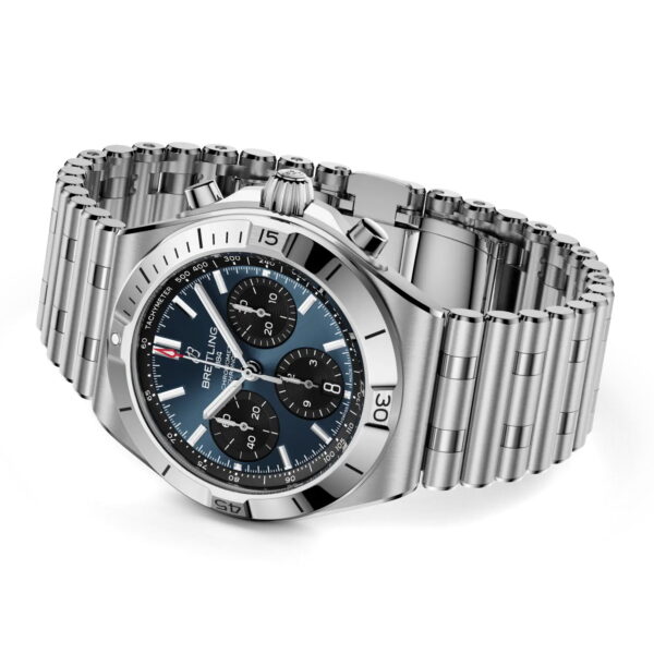 Der Breitling Chronomat B01 Chronograph 42 verfügt über ein silbernes Edelstahlgehäuse, ein blau-schwarzes Zifferblatt mit drei Unterzifferblättern, ein Datumsfenster und ein Metallgliederarmband, hier in einer schrägen Ansicht.