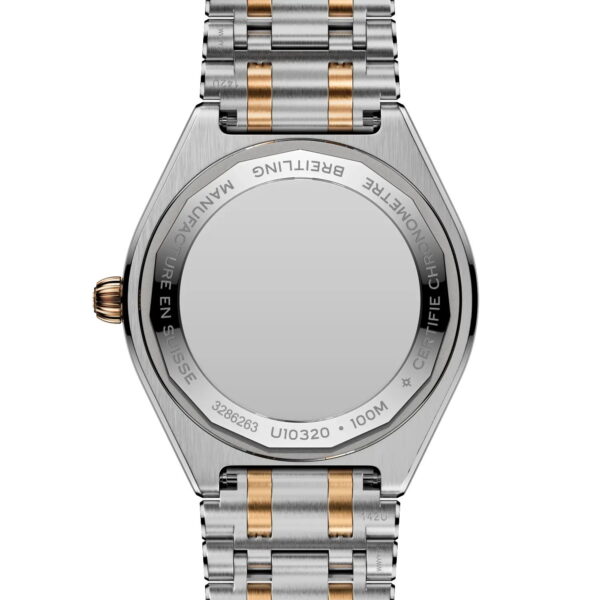 Rückansicht einer Breitling Chronomat II Automatic 36 Armbanduhr mit einem zweifarbigen Metallarmband in Silber und Gold. Auf dem gravierten Gehäuseboden stehen die Worte "BREITLING", "MANUFACTURE EN SUISSE" und "100M".