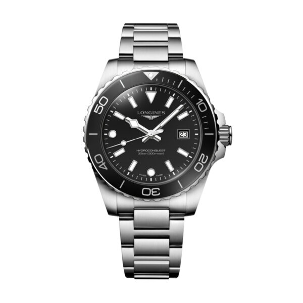 Die Longines HydroConquest Quarz verfügt über ein Edelstahlgehäuse, ein schwarzes Zifferblatt mit weißen Indexen, silberne Zeiger, ein Datumsfenster bei 3 Uhr, eine schwarze drehbare Lünette und ein Metallgliederarmband, abgebildet auf weißem Hintergrund.